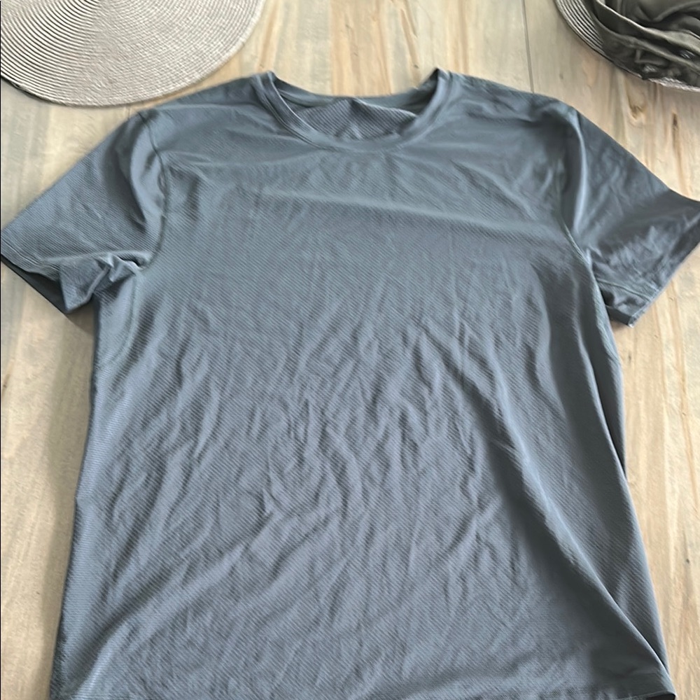 Men’s Lululemon tee shirt